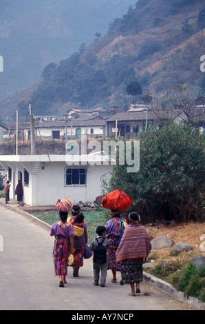 Maya-Frauen und Kinder auf einer Straße im Dorf Zunil in der Nähe der Stadt Quetzaltenango, Guatemala Stockfoto