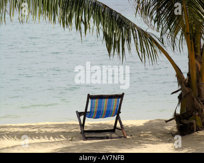 Liegestuhl am white Sand Beach und Palm Ko Ngai Insel Thailand Stockfoto