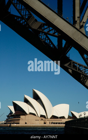 Sydney Opera House, umrahmt von Sydney Harbour Bridge Australien 2007 Stockfoto