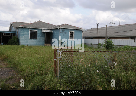 Beschädigt durch den Hurrikan Katrina die New Orleans am 29. August 2005 viele Häuser in der Stadt 9th Ward geschlagen wurden aufgegeben. Stockfoto