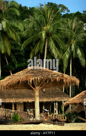 Strohgedeckten Strand Strandliegen und Sonnenschirme liegen Ko Ngai Insel Thailand Stockfoto