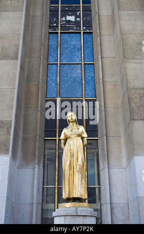 Vergoldete Figur außerhalb von Paris Palais de Chaillot Trocadero Stockfoto