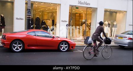 Radfahrer vorbei an einen Ferrari neue bond street London UK Stockfoto
