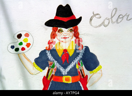 Bunte Cowgirl mit Holster gefüllt mit Bürsten anstelle von Pistolen in Kalifornien Farben Gallery in Ruidoso, New Mexico. Stockfoto