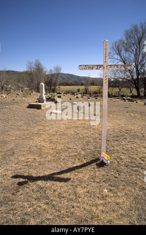 Herr 0443 A weißes Kreuz und der Schatten ist des alten Friedhofs an der Kirche San Patricio in San Patricio, New Mexico. Stockfoto