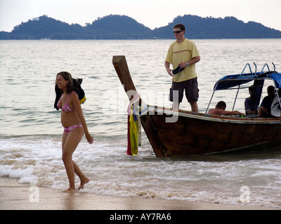 Frau im Bikini kommt an Land nach Longtail Schnorchelausflug Ko Muk Insel Thailand Stockfoto