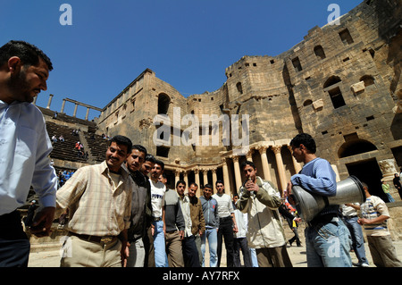 Syrische Volk feiern und tanzen in das antike römische Amphitheater in Bosra, Syrien. Stockfoto