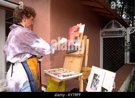 Ein einheimischer Künstler zeigt ihre Maltechnik, bei der Spieler-Straßenfest in der Innenstadt von Ruidoso, New Mexico. Stockfoto