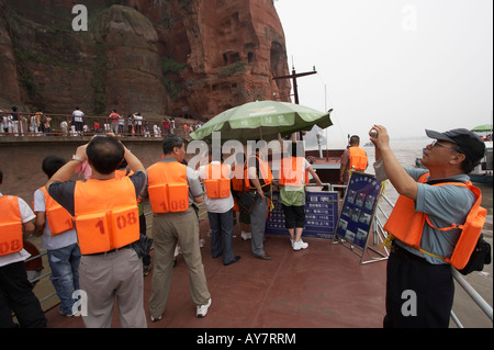 Asiatische Touristen auf Tour Boot am großen Buddha, Leshan, Sichuan, China Stockfoto