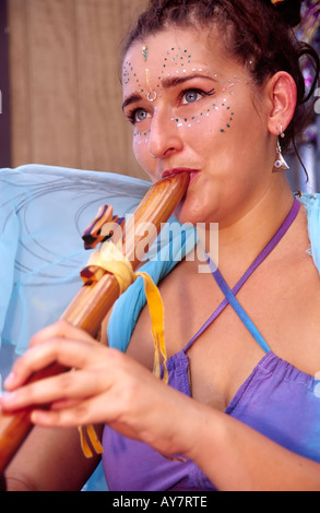 Herr 636 Fee Prinzessin Teresa Montez spielt eindringlichen Flötenmusik an Spieler Straßenfest in Ruidoso, New Mexico. Stockfoto