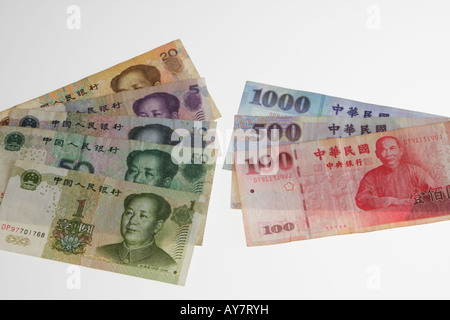 Chinesischen Ren Männer Bi und Taiwan-Dollar-Noten auf weißem Hintergrund im Studio Stockfoto