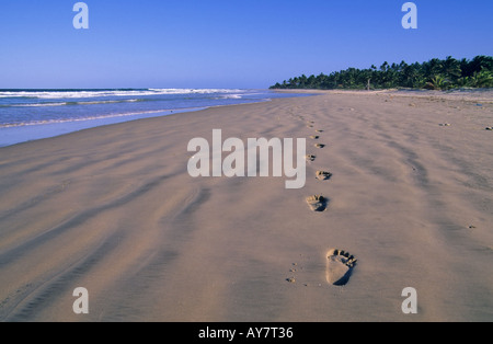 Fußspuren im Sand, Strand Morrungulo, Mosambik Stockfoto