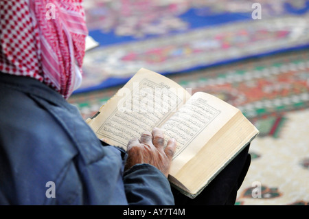 Ein muslimischer Mann den Koran in einer Moschee in Bosra, Syrien zu lesen. Stockfoto
