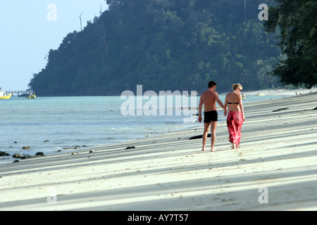 Mann und Frau im Sarong schlendern Sie entlang ruhiger Strand Ko Ngai Insel Thailand Stockfoto