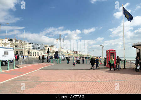 Brighton Seafront - der Blick auf die Marine Parade Stockfoto