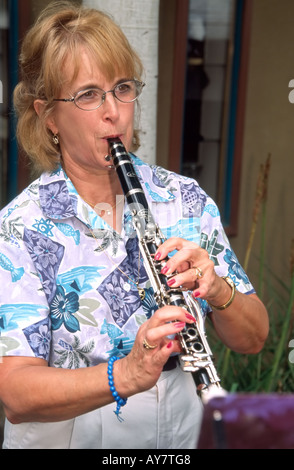 Herr 0315 Sally Wimbrow bläst süße Klassik auf ihre Klarinette am Spieler Straßenfest in Ruidoso, New Mexico. Stockfoto