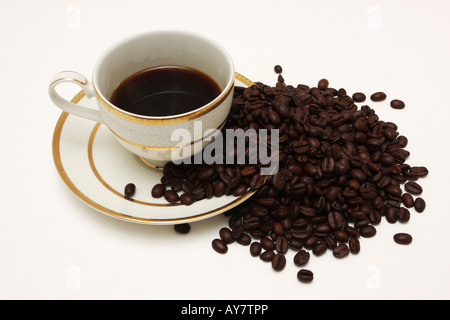 Eine Draufsicht-Aufnahme von eine Tasse Kaffee, die isoliert auf weiss mit Kaffebohnen Stockfoto