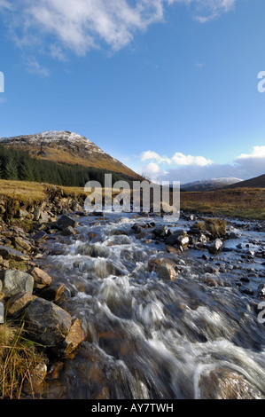 Highland Fluss und Meall Luaidhe zwischen Glen Lyon und Loch Tay, Perth und Kinross, Schottland Stockfoto