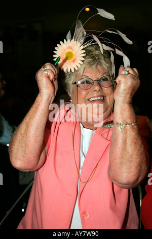 Ältere Frau in Melbourne Cup Outfit springt jubeln ihrem preisgekrönten Cup Pferd im Fernsehen Australien Stockfoto