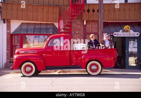 Ein paar sitzt in einem Vintage rot LKW, warten auf die Aspenfest-Parade zu beginnen, in Ruidoso, New Mexico. Stockfoto