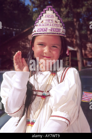 A ziemlich Mescalero Prinzessin lächelt und winkt der Menge in der Aspenfest-Parade in der Innenstadt von Ruidoso, New Mexico. Stockfoto