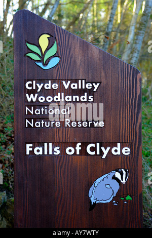 Schild auf dem Gehweg Falls of Clyde, New Lanark, Lanarkshire, Schottland, Vereinigtes Königreich, Europa. Stockfoto