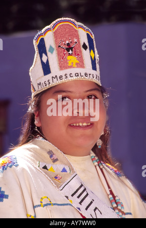 Eine hübsche Mescalero Apache indischen Prinzessin lächelt das Publikum während der Aspenfest-Parade in der Innenstadt von Ruidoso, New Mexico. Stockfoto