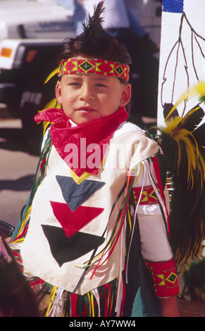 Ein Junge Mescalero Apache Indianer in traditioneller Kleidung, bei der Aspenfest-Parade in der Innenstadt von Ruidoso, New Mexico. Stockfoto