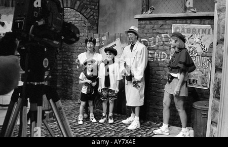 Familie gekleidet in historischen Kostümen posieren für ein Foto in ein Atelier in der Disney-Komplex in Florida. Stockfoto