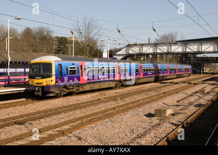 Erste Hauptstadt verbinden Pendler Personenzug am Bahnhof Huntingdon Stockfoto