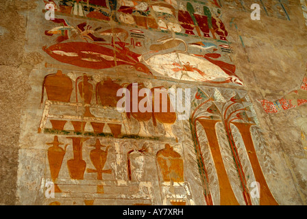 Wandmalerei in der Leichenhalle Tempel der Königin Hatschepsut in Ägypten Stockfoto