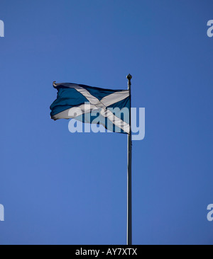 Schottische Andreaskreuz 'St Andrews Cross' Fahne flattert im Wind mit blauen Himmel Hintergrund, Edinburgh, Schottland Stockfoto