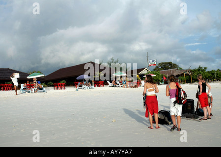 Ankunft am Pattaya Beach Backpackers vorzubereiten, Unterkunft Ko Lipe Insel Thailand finden Stockfoto