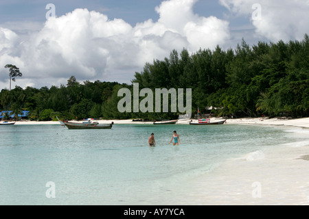 Paar erfrischen Sie sich im Wasser Insel Thailand Pattaya Strand Ko Lipe Stockfoto