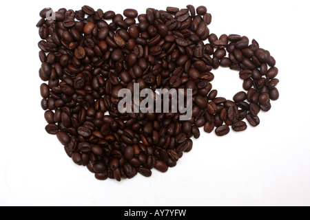 Kaffebohnen angeordnet in Form einer Tasse isoliert auf weiss Stockfoto