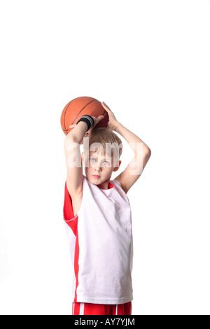 Ein 10 Jahre alter Junge Konzentration vor einem shooting einen basketball Stockfoto