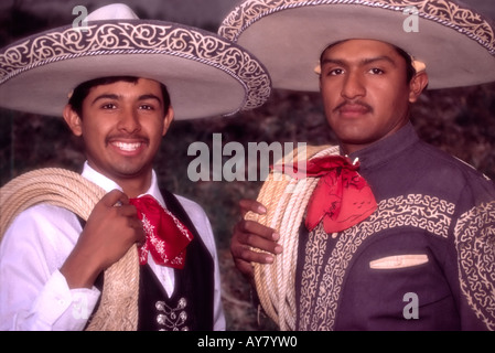 Zwei Vaqueros (Cowboys) tun einige ausgefallene Abseilen an der jährlichen Hondo Fiesta Dance in Hondo, New Mexico. Stockfoto