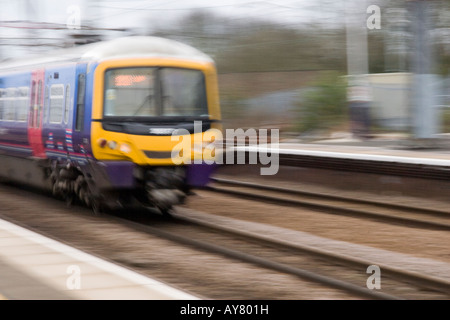 First Capital Connect Commuter Zug Pässe mit Geschwindigkeit und Bewegung verwischen Stockfoto