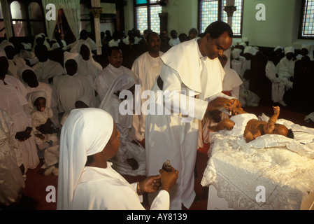 Baby Naming Ceremony UK. Die Taufe des Neugeborenen. Mutter kniet auf der Seite ihres Kindes. Church of the Brotherhood of the Cross and Star London, 1990er Jahre Stockfoto