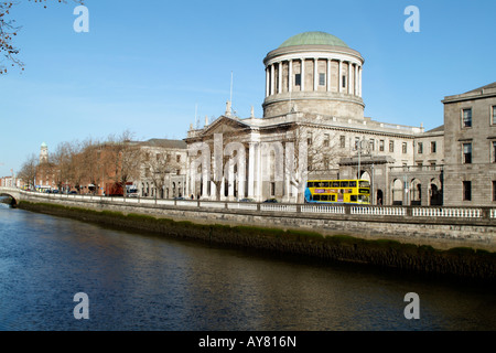 Das Four Courts auf Gasthöfe Quay Dublin Irland gesehen spielerischen den Fluss Liffey von Merchants Quay Stockfoto