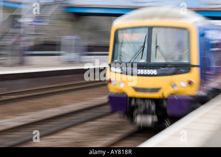 First Capital Connect Commuter Zug Pässe mit Geschwindigkeit und Bewegung verwischen Stockfoto