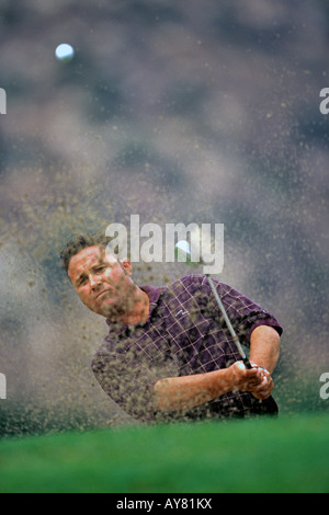 Golfer, die Strahlen einen Schuss aus einem Sandfang Stockfoto
