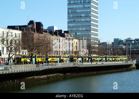 Einer Reihe von Dublin Busse auf Eden Kai neben den Fluss Liffey Stockfoto