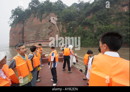 Asiatische Touristen auf Tour Boot am großen Buddha, Leshan, Sichuan, China Stockfoto