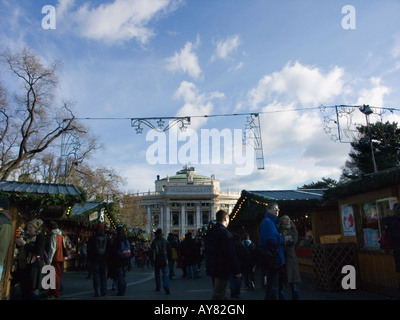 Weihnachtsmarkt im Rathaus-Park mit dem Hofburg Theater hinter, Wien, Österreich Stockfoto