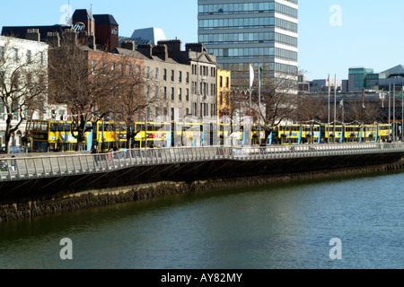 Einer Reihe von Dublin Busse auf Eden Kai neben den Fluss Liffey Stockfoto