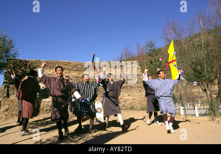 Bhutan Thimpu Sport Bogenschützen feiern nach dem erfolgreichen Schuss mit traditioneller Tanz Stockfoto