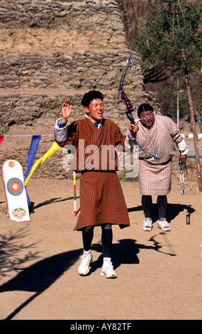 Bhutan Thimpu Sport Bogenschützen feiern nach dem erfolgreichen Schuss Stockfoto