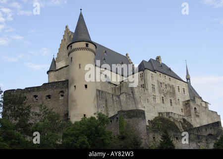 Schloss Vianden gesehen von einem niedrigen Standpunkt im Großherzogtum Luxemburg Stockfoto