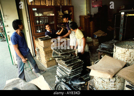 Indonesien Java Surakarta Handwerk Batik Keris Fabrik Wachs im shop Stockfoto